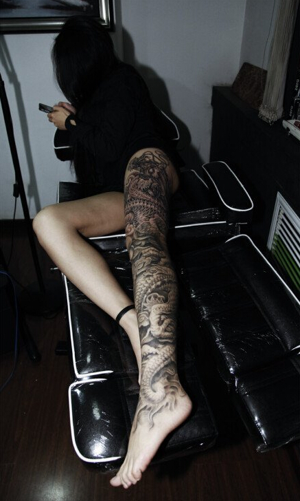 点击大图看下一张：女生霸气的花腿龙纹身图案