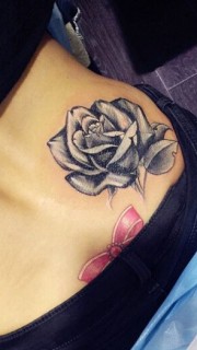 臀部黑灰玫瑰花纹身图案