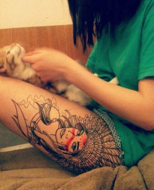 点击大图看下一张：腿部个性的印第安女头像纹身