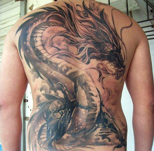 点击大图看下一张：经典的满背神兽龙纹身