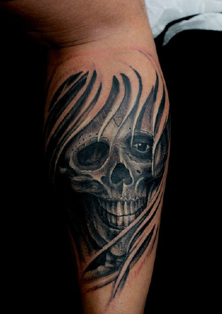 点击大图看下一张:腿部单眼长发骷髅纹身图案