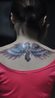 背部带翅膀的十字架图案纹身