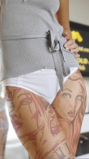 美女大腿上漂亮的卡通女孩纹身图