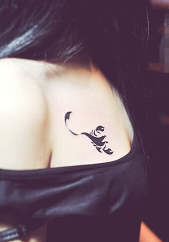 点击大图看下一张：美女胸部张扬的蝎子图腾纹身