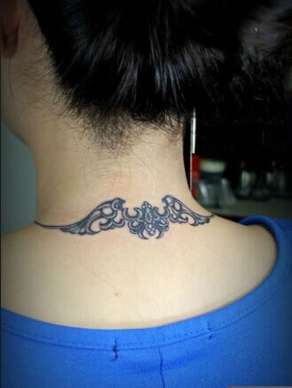 点击大图看下一张：美女脖子后面的翅膀图腾纹身