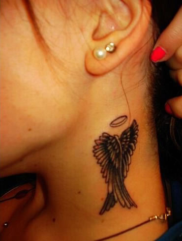 点击大图看下一张：美女在侧颈纹上天使的翅膀