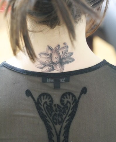点击大图看下一张：美女后颈莲花纹身图案