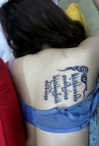点击大图看下一张：性感女生后背梵文字体纹身