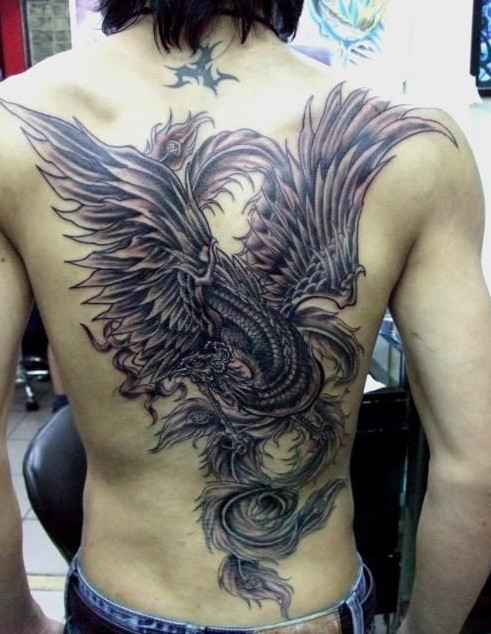 点击大图看下一张：大型的展翅凤凰图案纹身