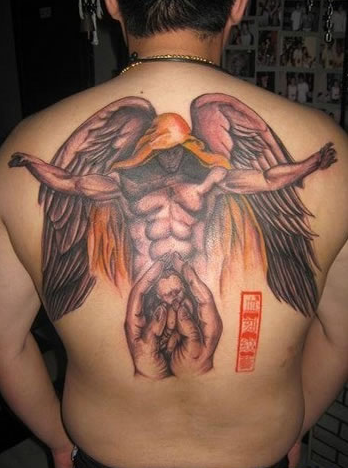 点击大图看下一张：男性满背个性天使纹身图案