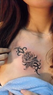 美女性感胸部玫瑰花纹身图案