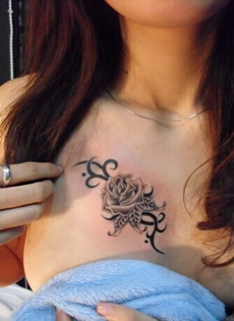 点击大图看下一张：美女性感胸部玫瑰花纹身图案