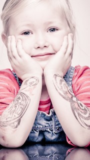 欧美可爱的小女生手臂图腾个性纹身