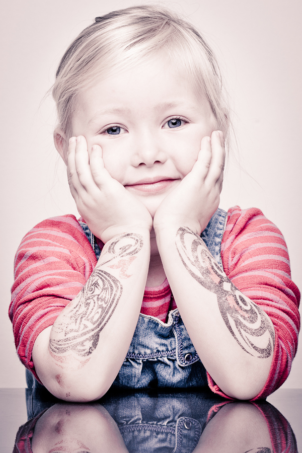 点击大图看下一张：欧美可爱的小女生手臂图腾个性纹身
