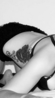 女生腰部黑白玫瑰藤蔓性感纹身