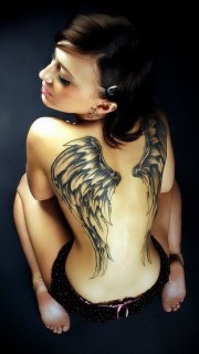 女生背部翅膀纹身