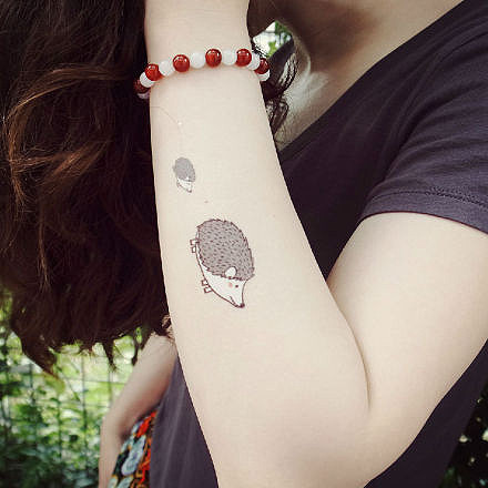 点击大图看下一张：女生手臂可爱卡通刺猬纹身