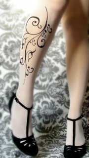 女人腿部简约黑白线条纹身