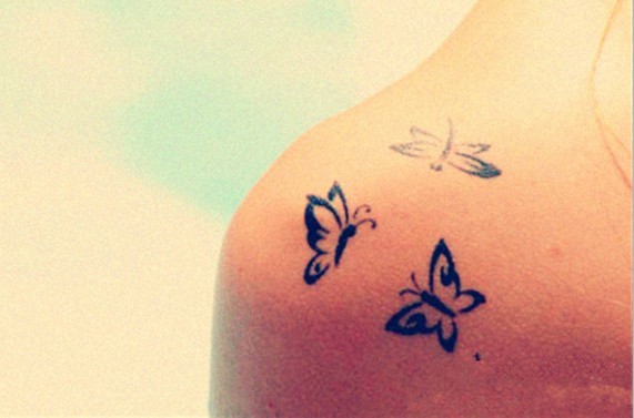 点击大图看下一张：女生肩膀黑色蝴蝶唯美意境纹身