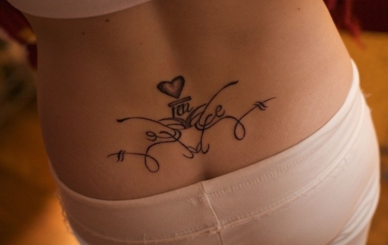 点击大图看下一张：性感女生腰部简单的线条纹身