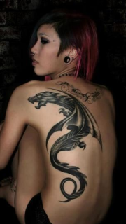 女性背部大气的翼龙纹身