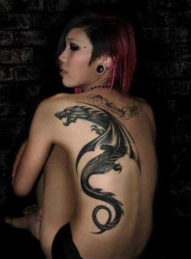 点击大图看下一张：女性背部大气的翼龙纹身