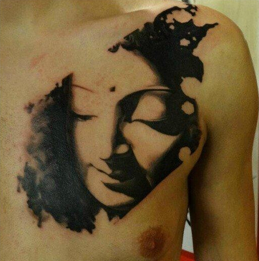 点击大图看下一张：男性胸前美女肖像纹身图案