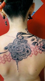 女性背部时尚漂亮的图腾纹身