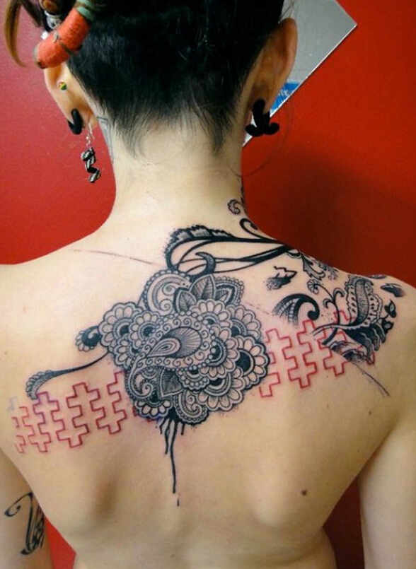 点击大图看下一张：女性背部时尚漂亮的图腾纹身