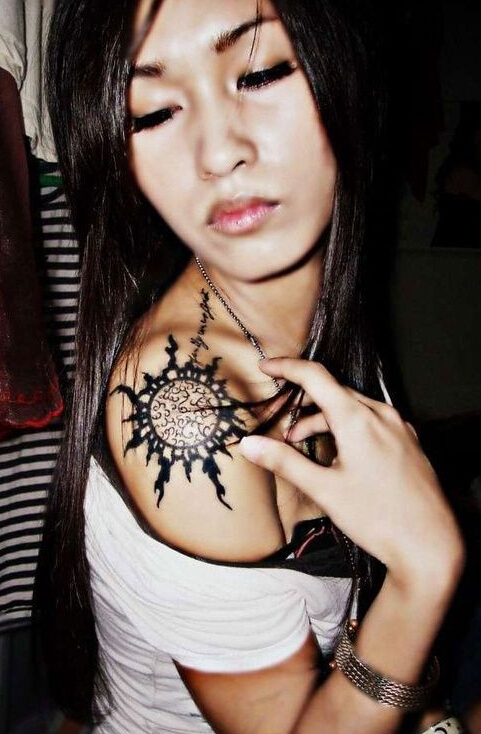 点击大图看下一张：美女肩膀漂亮的太阳图腾纹身