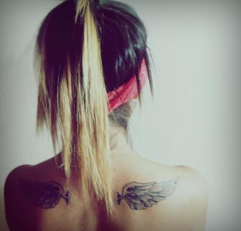 点击大图看下一张：背部唯美的小翅膀纹身