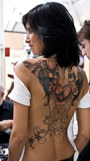 女性背部骷髅恋人纹身