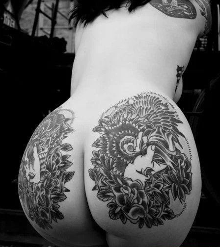 点击大图看下一张：性感美女臀部花卉纹身