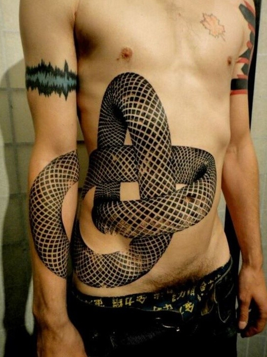 点击大图看下一张：男士腹部蟒蛇纹身