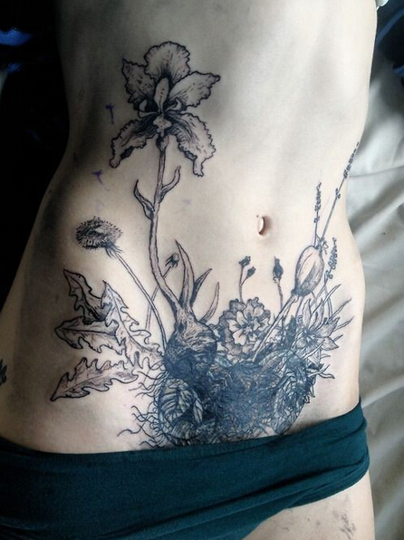 点击大图看下一张：美女的腹部最具诱惑的纹身