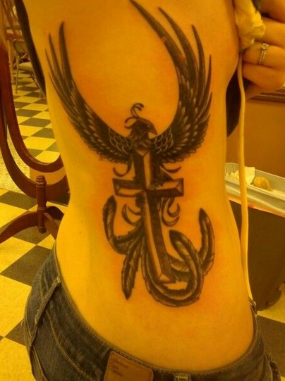 点击大图看下一张：女性腰上凤凰十字架纹身