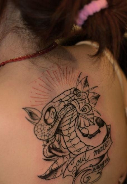 点击大图看下一张：女人背部单色蛇爱情宣言纹身图片