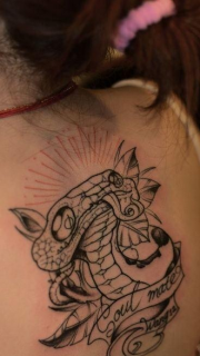 女人背部单色蛇爱情宣言纹身图片