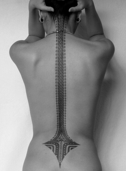 点击大图看下一张：背部脊椎蛇图腾纹身