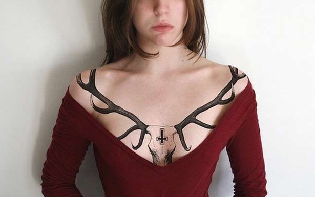 点击大图看下一张：女性胸前羚羊头骨纹身