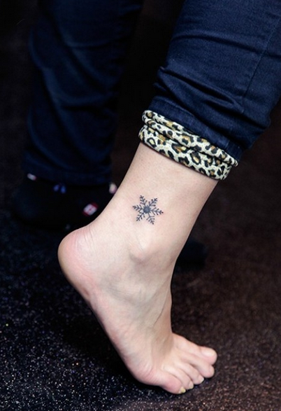 点击大图看下一张：脚踝唯美小巧的雪花图腾纹身