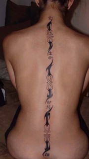 女性背部漂亮简单的图腾汉字纹身