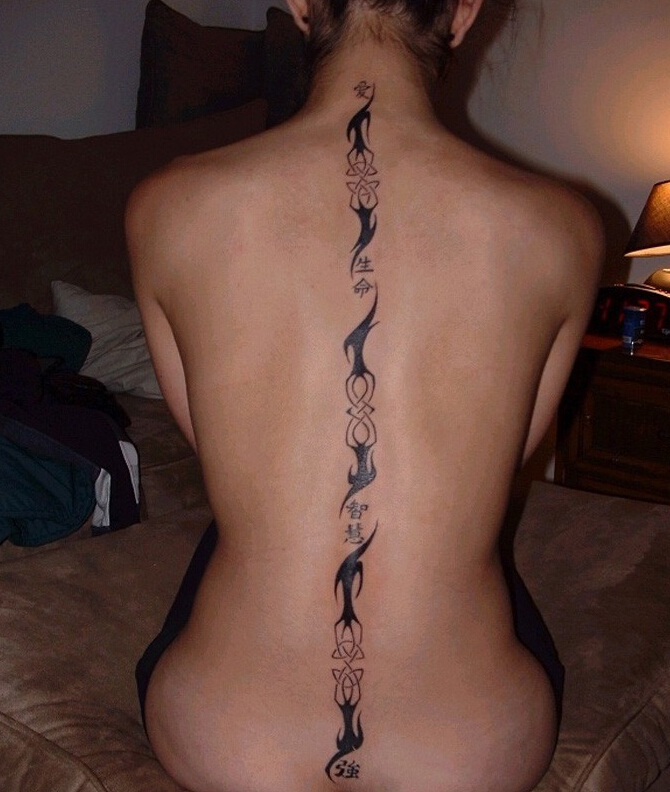 点击大图看下一张：女性背部漂亮简单的图腾汉字纹身