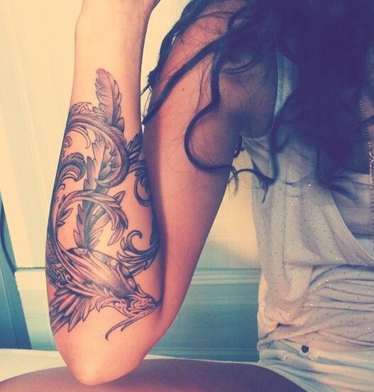 点击大图看下一张：女性手臂黑白独特创意的凤凰刺青