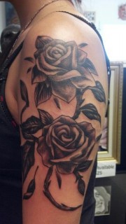 女性手臂上黑灰玫瑰纹身