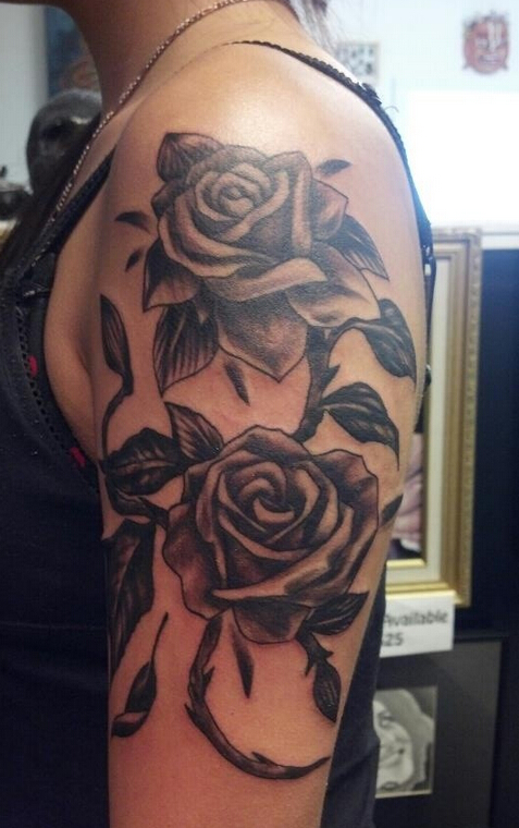 点击大图看下一张：女性手臂上黑灰玫瑰纹身