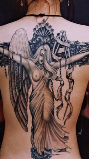 女性满背十字架天使纹身