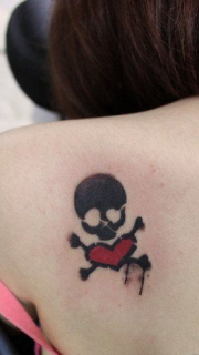 女人肩背可爱的海盗骷髅爱心纹身图片