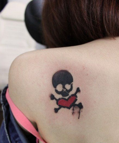 点击大图看下一张：女人肩背可爱的海盗骷髅爱心纹身图片