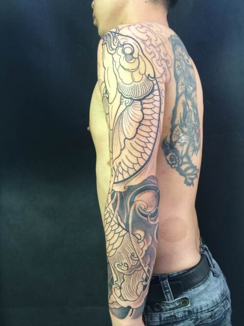 点击大图看下一张：男士黑白鲤鱼花臂纹身